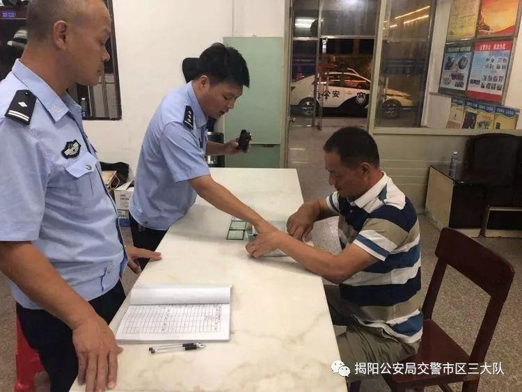 潮汕一校車被舉報！為了趕時間便逆向行駛的行為讓人后怕！