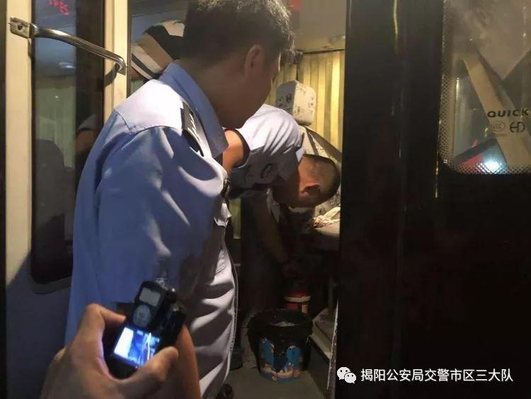 潮汕一校車被舉報！為了趕時間便逆向行駛的行為讓人后怕！